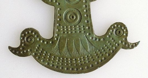 Placchetta votiva in lamina di bronzo dal santuario di Breno-Spinera. Particolare con barca solare e uccelli acquatici