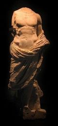 Statua di personaggio maschile ritratto in posa eroica dal foro di Cividate Camuno